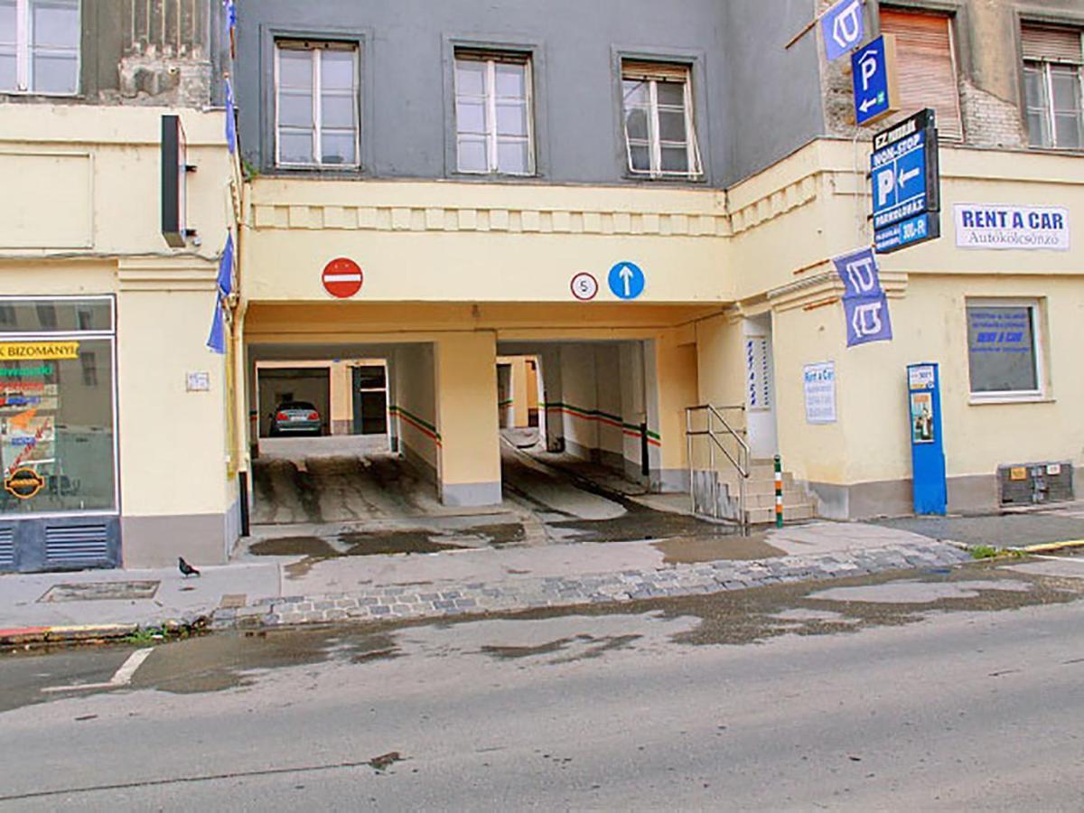 Free Parking Sega Rally Apartment Будапеща Екстериор снимка